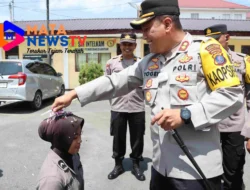 Kapolres Pematangsiantar Sambut 10 Bintara Remaja dengan Tradisi Penyiraman Air Kembang