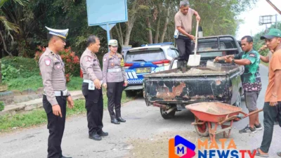 Sat Lantas Polres Batubara Tutupi Jalan Berlubang untuk Cegah Kecelakaan