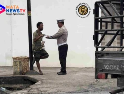 Aksi Humanis Aipda Reiyo Saragih: Berikan Makanan kepada ODGJ di Tengah Tugas Gatur Lalin