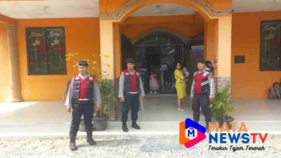 Personil Sat Samapta Polres Langkat laksanakan pengamanan dan patroli di gereja.