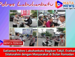 Satlantas Polres Labuhanbatu Bagikan Takjil, Eratkan Silaturahmi dengan Masyarakat di Bulan Ramadan