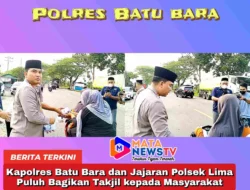 Kapolres Batu Bara dan Jajaran Polsek Lima Puluh Bagikan Takjil kepada Masyarakat