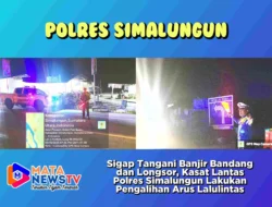 Sigap Tangani Banjir Bandang dan Longsor, Kasat Lantas Polres Simalungun Lakukan Pengalihan Arus Lalulintas