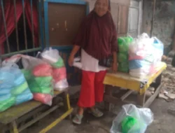 Kepling XII Kampung Salam Berbagi Takjil, Warga: “Bu Evis Peduli dan Menginspirasi”