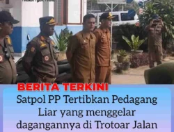 Satpol PP Tertibkan Pedagang Liar yang menggelar dagangannya di Trotoar Jalan Batang Kuis