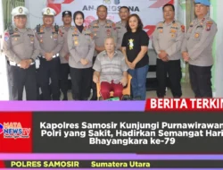 Kapolres Samosir Kunjungi Purnawirawan Polri yang Sakit, Hadirkan Semangat Hari Bhayangkara ke-79
