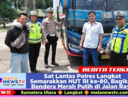 Sat Lantas Polres Langkat Semarakkan HUT RI ke-80, Bagikan Bendera Merah Putih di Jalan Raya