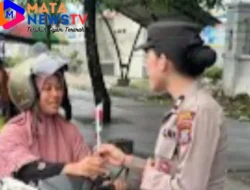 Polwan Polres Pelabuhan Belawan Bagikan Bunga ke Pengendara, Ajak Tertib Berlalu Lintas