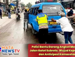 Polisi Bantu Dorong Angkot Mogok di Jalan Gatot Subroto, Wujud Kepedulian dan Antisipasi Kemacetan