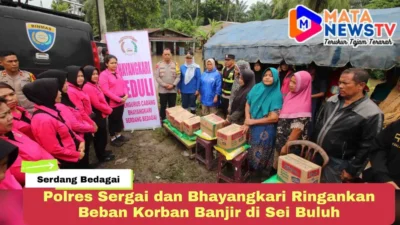 Polres Sergai dan Bhayangkari Ringankan Beban Korban Banjir di Sei Buluh