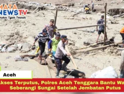 Akses Terputus, Polres Aceh Tenggara Bantu Warga Seberangi Sungai Setelah Jembatan Putus