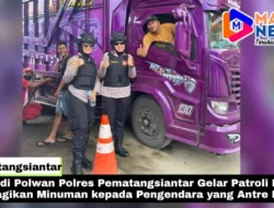 Srikandi Polwan Polres Pematangsiantar Gelar Patroli Dialogis, Bagikan Minuman kepada Pengendara yang Antre BBM