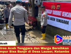 Polres Aceh Tenggara dan Warga Bersihkan Lumpur Sisa Banjir di Desa Lauser, Ketambe
