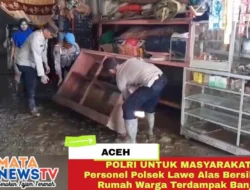 POLRI UNTUK MASYARAKAT Personel Polsek Lawe Alas Bersihkan Rumah Warga Terdampak Banjir