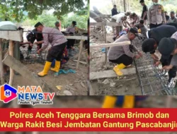 Polres Aceh Tenggara Bersama Brimob dan Warga Rakit Besi Jembatan Gantung Pascabanjir