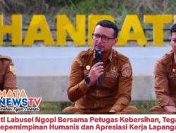 Bupati Labusel Ngopi Bersama Petugas Kebersihan, Tegaskan Kepemimpinan Humanis dan Apresiasi Kerja Lapangan