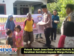 Polsek Tanah Jawa Gelar Jumat Berkah, Kapolsek Serahkan Sembako kepada Warga Kurang Mampu