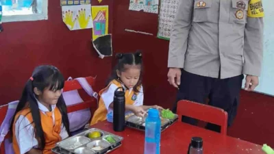 Bhabinkamtibmas Polsek Siantar Timur Monitoring Distribusi MBG di TK Kemala Bhayangkari 06