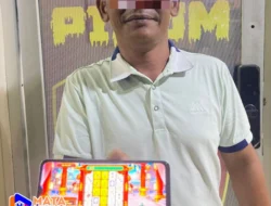 Tim Resmob Polres Aceh Tenggara Tangkap Pria yang Asyik Main Judi Online di Warung Kopi
