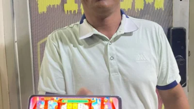 Tim Resmob Polres Aceh Tenggara Tangkap Pria yang Asyik Main Judi Online di Warung Kopi