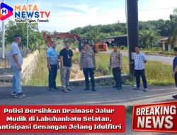 Polisi Bersihkan Drainase Jalur Mudik di Labuhanbatu Selatan, Antisipasi Genangan Jelang Idulfitri
