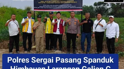 Polres Sergai Pasang Spanduk Himbauan Larangan Galian C Ilegal di Bantaran Sungai Ular