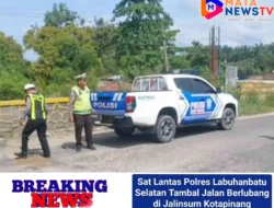 Sat Lantas Polres Labuhanbatu Selatan Tambal Jalan Berlubang di Jalinsum Kotapinang