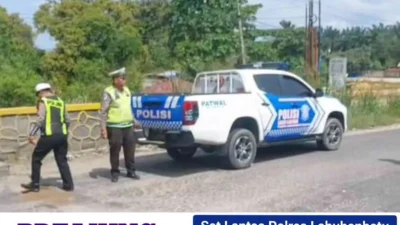 Sat Lantas Polres Labuhanbatu Selatan Tambal Jalan Berlubang di Jalinsum Kotapinang