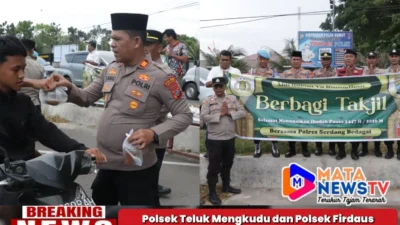 Polsek Teluk Mengkudu dan Polsek Firdaus Bagikan 200 Porsi Takjil untuk Masyarakat