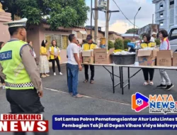 Sat Lantas Polres Pematangsiantar Atur Lalu Lintas Saat Pembagian Takjil di Depan Vihara Vidya Maitreya