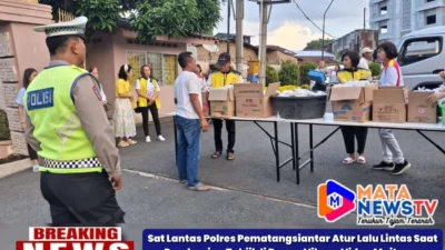 Sat Lantas Polres Pematangsiantar Atur Lalu Lintas Saat Pembagian Takjil di Depan Vihara Vidya Maitreya