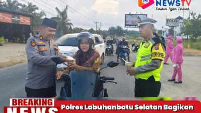 Polres Labuhanbatu Selatan Bagikan Takjil di Jalinsum Kotapinang