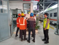 Polsek Siantar Barat Amankan Arus Balik Lebaran di Stasiun Kereta Api