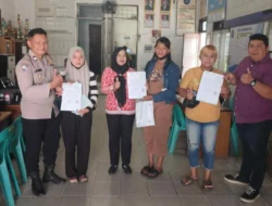 Bhabinkamtibmas Hadiri Distribusi Undangan Bansos di Tambun Nabolon