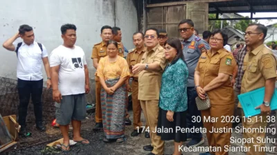Bhabinkamtibmas Polsek Siantar Timur Monitoring Penyaluran Bantuan bagi Korban Kebakaran