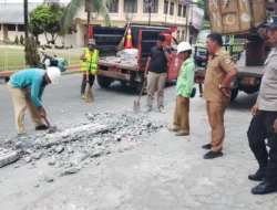 Polsek Siantar Selatan Monitoring Pembersihan Reruntuhan Gapura di Jalan Bahagia