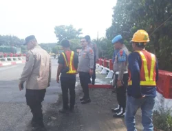 Polsek Kotapinang Aspal Jembatan Titi Kembar, Akses Warga Bedagai Kini Lebih Aman  Kotapinang, Labuhanbatu