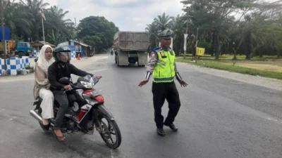 Sat Lantas Polres Batu Bara Laksanakan Gatur Siang di Jalinsum Sei Bejangkar