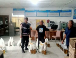 Bhabinkamtibmas Monitoring Pembagian Bantuan Pangan, Pastikan Tepat Sasaran dan Kondusif