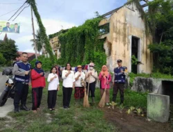 Ciptakan Lingkungan Sehat, Polsek Siantar Selatan Gotong Royong Bersama Warga
