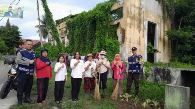 Ciptakan Lingkungan Sehat, Polsek Siantar Selatan Gotong Royong Bersama Warga