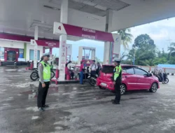 Satlantas Polres Labusel Patroli SPBU Simpang Karo, Antisipasi Kelangkaan BBM dan Jaga Kelancaran Lalu Lintas