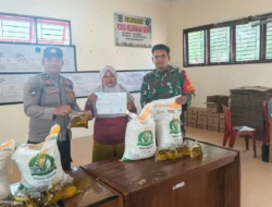 Bhabinkamtibmas Monitoring Distribusi Bantuan Pangan di Bah Sorma