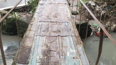 Polri untuk Masyarakat, Kapolsek Siantar Martoba Pimpin Perbaikan Jembatan Rusak di Pondok Sayur