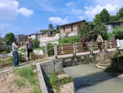 Bhabinkamtibmas Dampingi Pengecekan Jembatan Penyeberangan di Gang Losung Aek