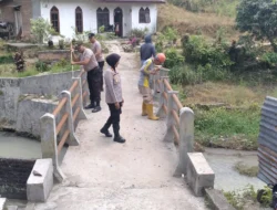 Polsek Siantar Selatan Bersihkan Jembatan Losung Aek, Wujud Kepedulian Pelayanan Publik
