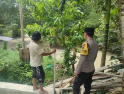 Antisipasi Banjir, Bhabinkamtibmas Cek Debit Air Sungai Sibatu Batu
