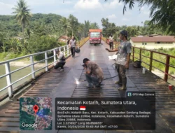 Sinergi dan Bakti, Kapolsek Kotarih Pimpin Perbaikan Jembatan Penghubung Antar Kabupaten