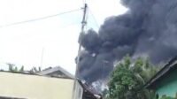 Geger Asap Hitam di Tanjung Morawa, Dikira Kebakaran Rumah Ternyata Aktivitas Bakar Ban di Pabrik Roti Geger Asap Hitam di Tanjung Morawa, Dikira Kebakaran Rumah Ternyata Aktivitas Bakar Ban di Pabrik Roti