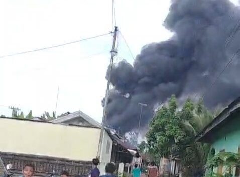Geger Asap Hitam di Tanjung Morawa, Dikira Kebakaran Rumah Ternyata Aktivitas Bakar Ban di Pabrik Roti